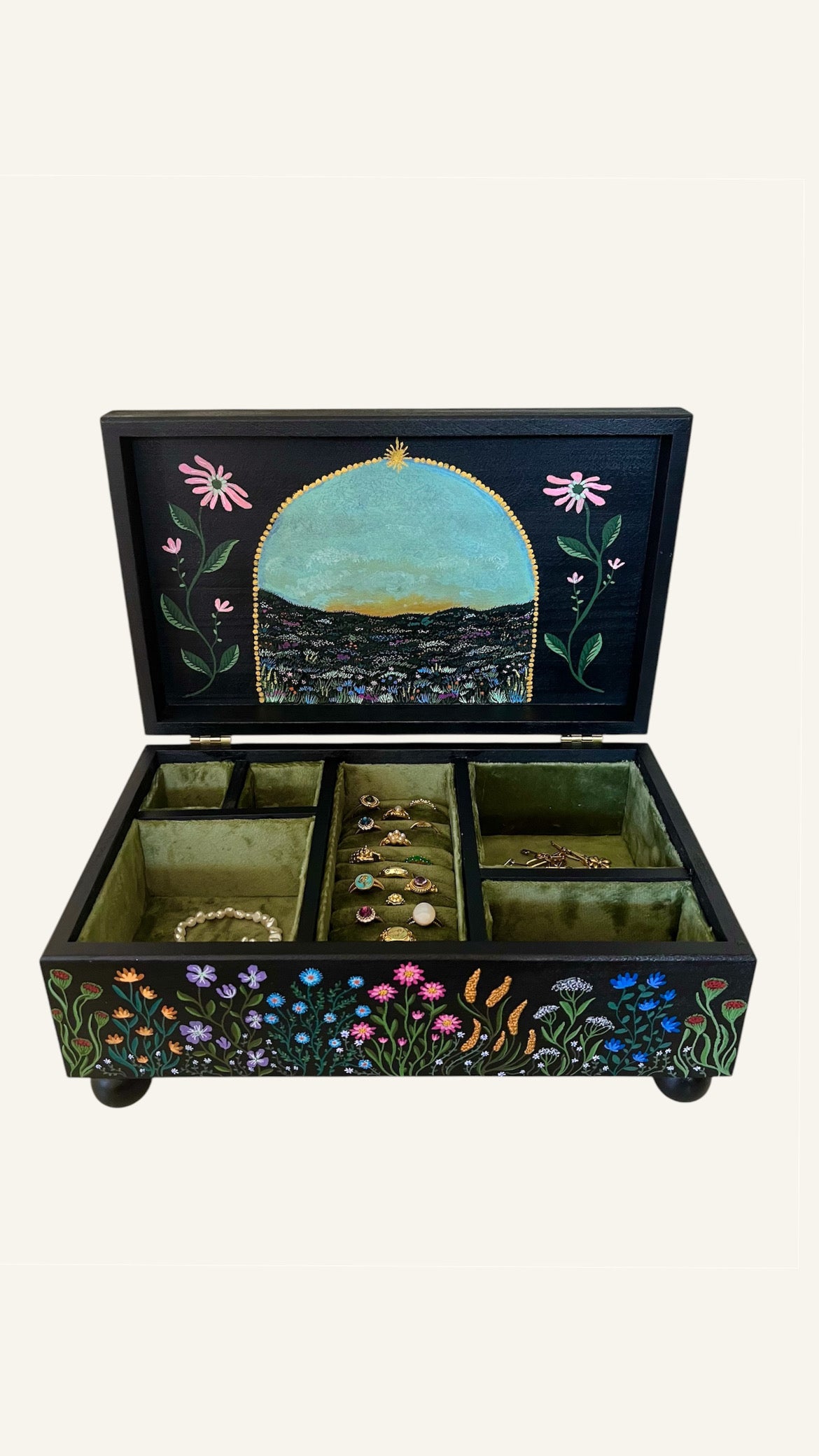 binnenkant van luxe sieradendoos met de hand beschilderd dames interieur 