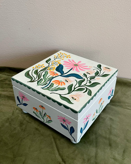 light color jewelrybox with colorful flowers and pink velvet lining vintage jwerlylovers