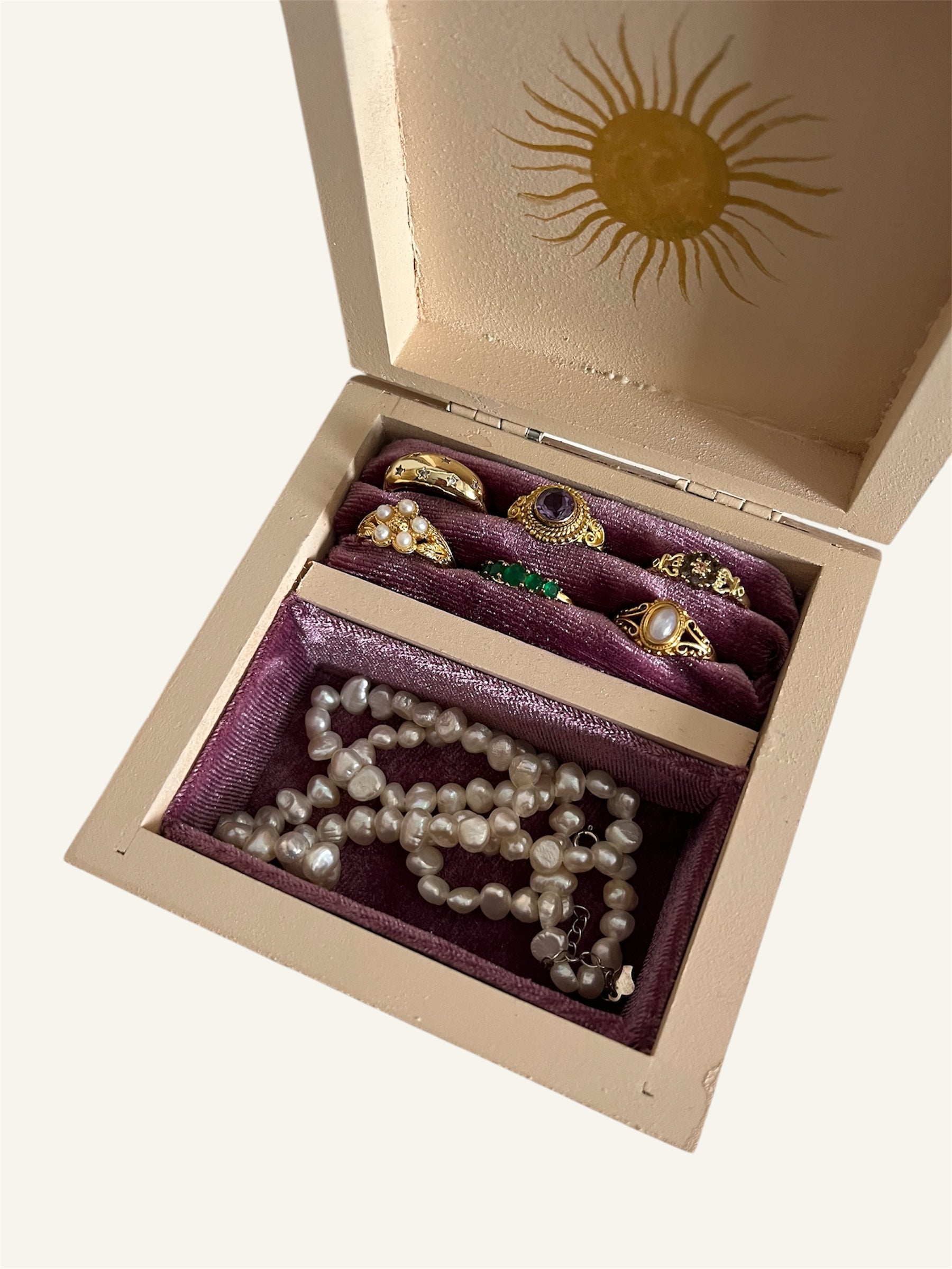 binnenkant van sieradendoos met roze bekleding voor vintage sieraden 