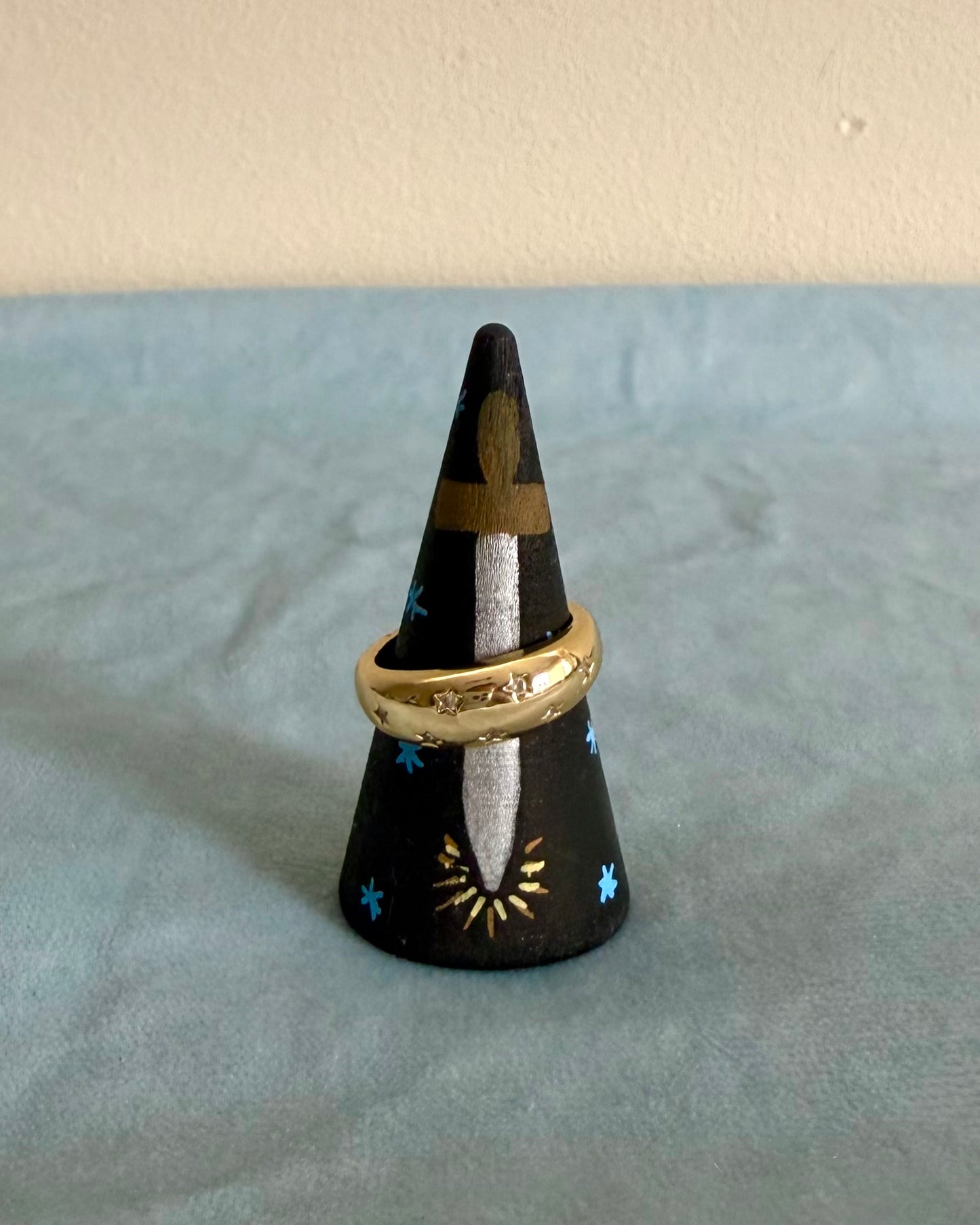 zwarte ringkegel met zilver zwaard en gouden ring
