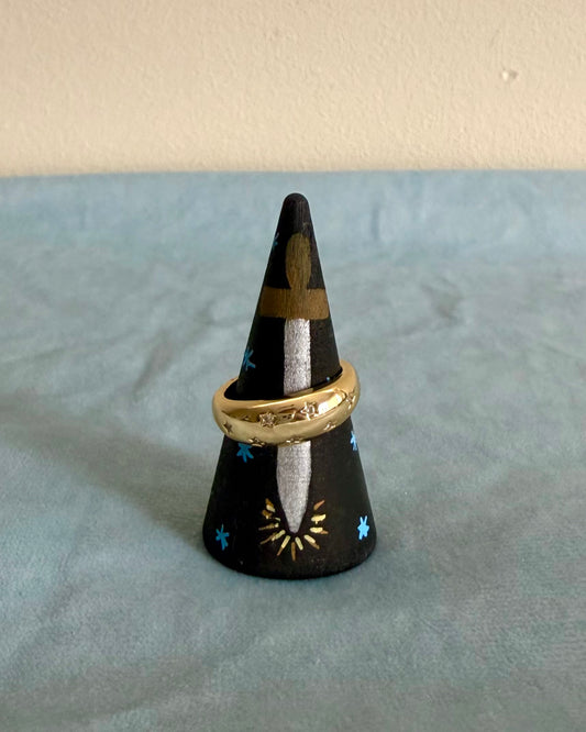zwarte ringkegel met zilver zwaard en gouden ring