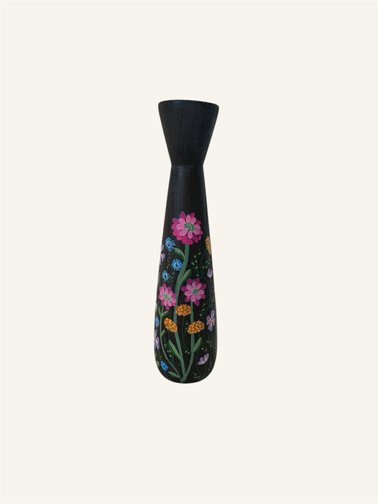 zwarte kandelaar met wilde bloemen kelurrijk interieurdecoratie 